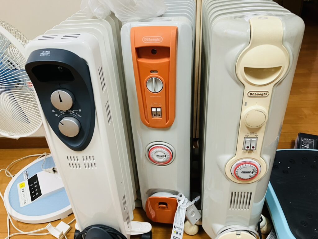 1階に置かれていたオイルヒーター3台。用途が重複し、生活空間を圧迫している様子