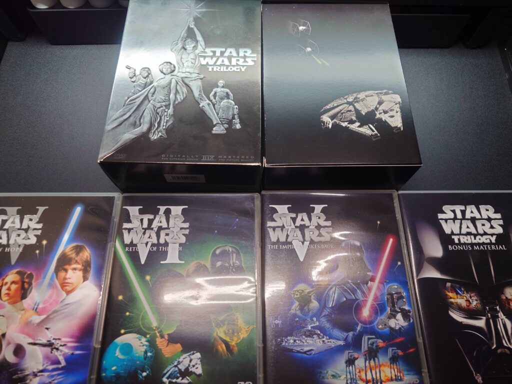スターウォーズ旧三部作のDVDコレクション。エピソード4・5・6のパッケージとミレニアムファルコンのボックスセットが並べられている。