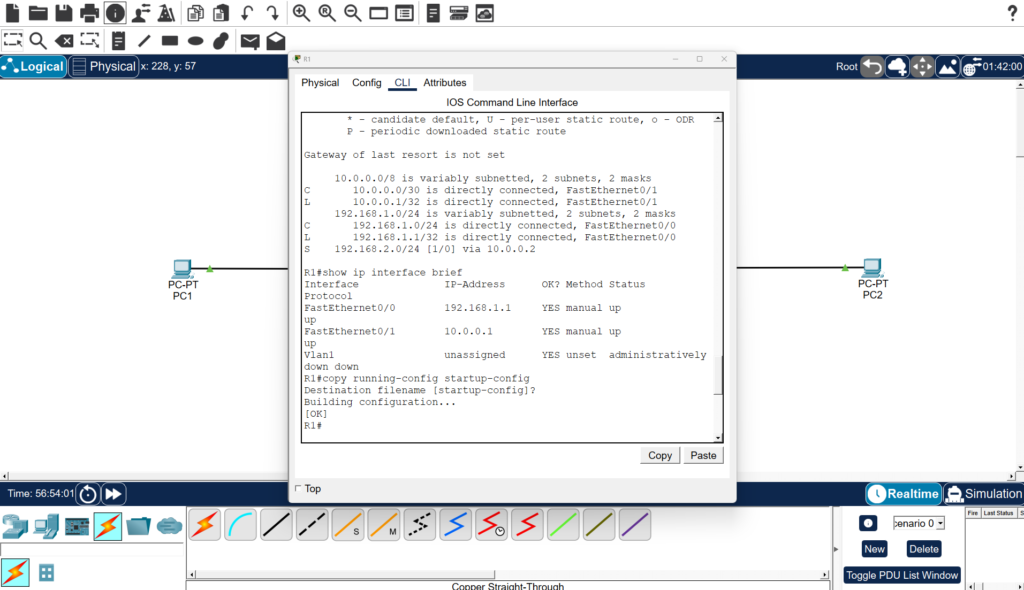 Cisco Packet TracerでPCとルーターを接続した構成を表示し、CLI画面でshow ip interface briefやstartup-configの保存操作を確認している学習中の画面。